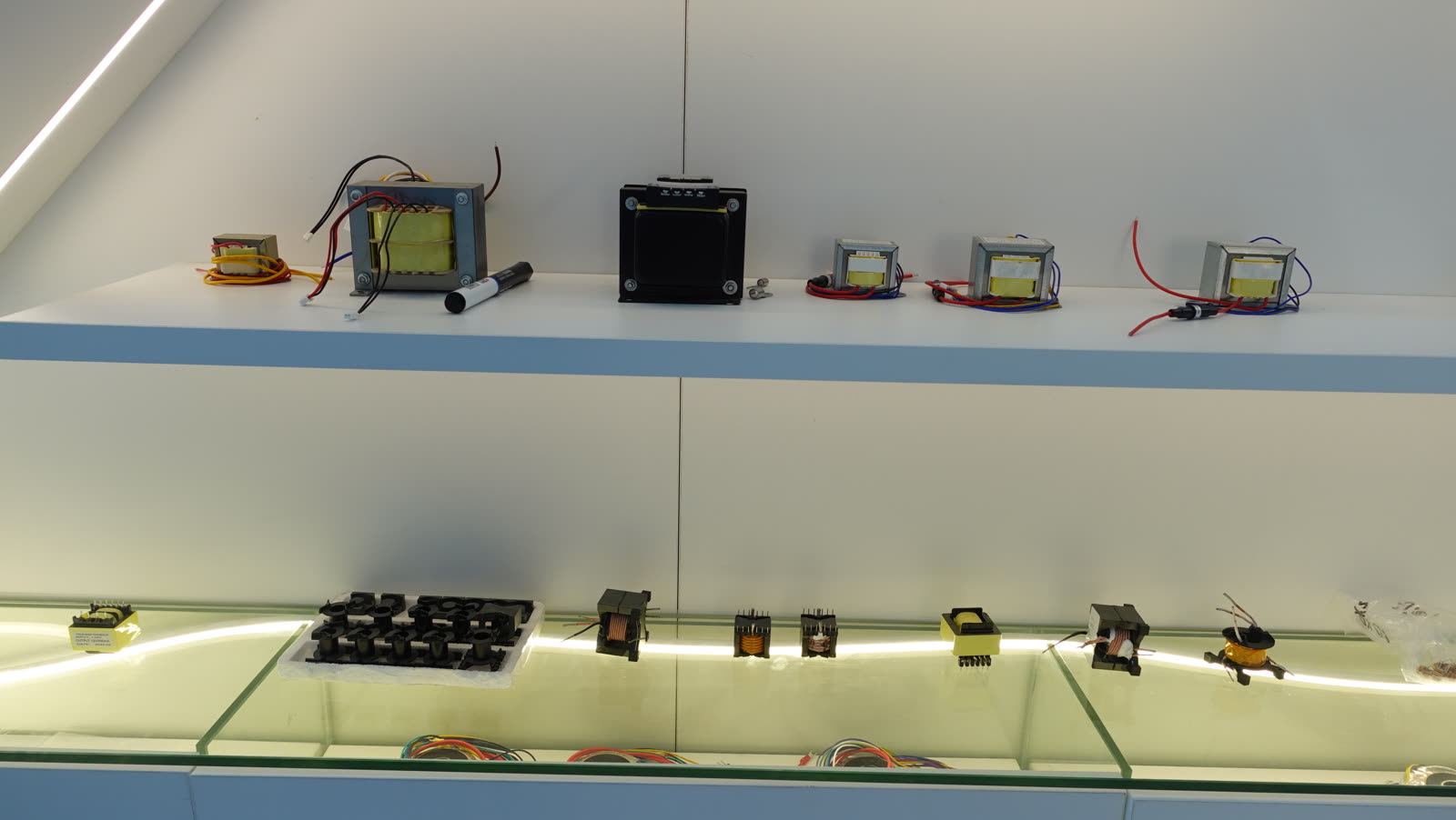 展示柜中的变压器与磁性元器件样品